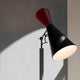 Elegante Stehleuchte Nemo Parliament mit rot-schwarz lackierten Diffusoren und indirektem Lichtdesign.