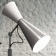Nemo Parliament Stehlampe in grau mit doppeltem Lichtaustritt für indirekte und direkte Beleuchtung.