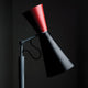 Nemo Parliament Stehlampe mit rotem und schwarzem Diffusor, designed von Le Corbusier, für indirektes und direktes Licht.
