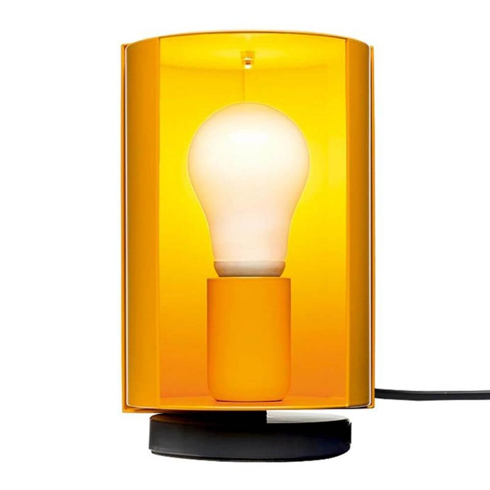 Nemo Pivotante À Poser Tischlampe drehbar mit orangefarbener Abdeckung und Glühbirne auf schwarzem Sockel.
