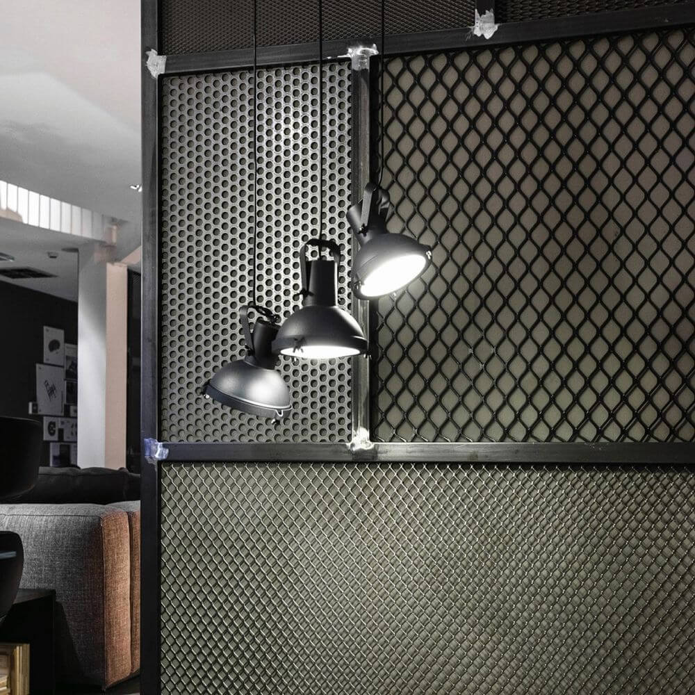 Nemo Projecteur 165 Hängeleuchte verstellbar in modernem Interieur mit schwarzem Netzpaneel.