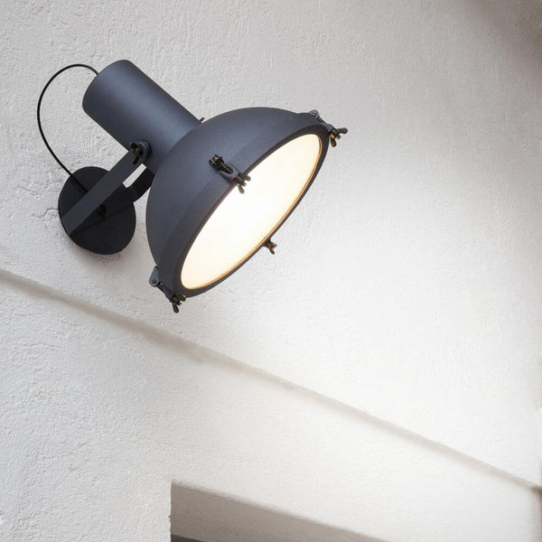 Nemo Projecteur 365 outdoor wall spotlight IP65 mounted on a wall, modern design, dark grey.