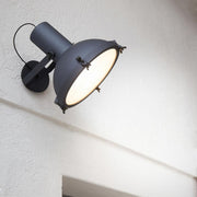 Nemo Projecteur 365 Wandstrahler in nachtblauem Aluminium an einer Wand montiert.