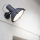 Nemo Projecteur 365 Wandstrahler in nachtblauem Aluminium an einer Wand montiert.