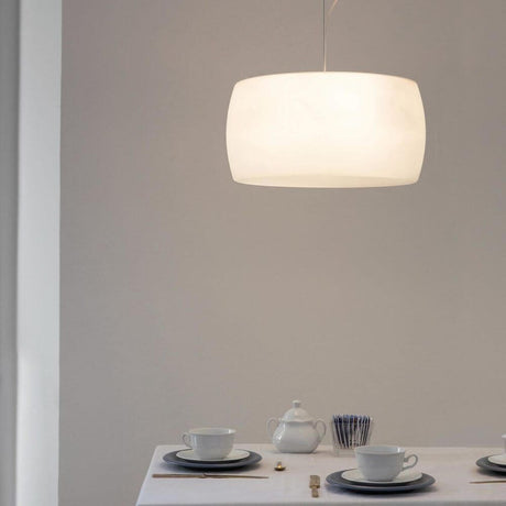 Nemo Sirius Glas Hängelampe Ø 40cm über einem eleganten Esstisch, ideal für diffuse Lichtausstrahlung.
