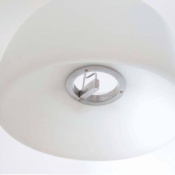 Nemo Sirius Glas Hängelampe Ø 40cm Detailaufnahme der Halterung und des opalweißen Diffusors.