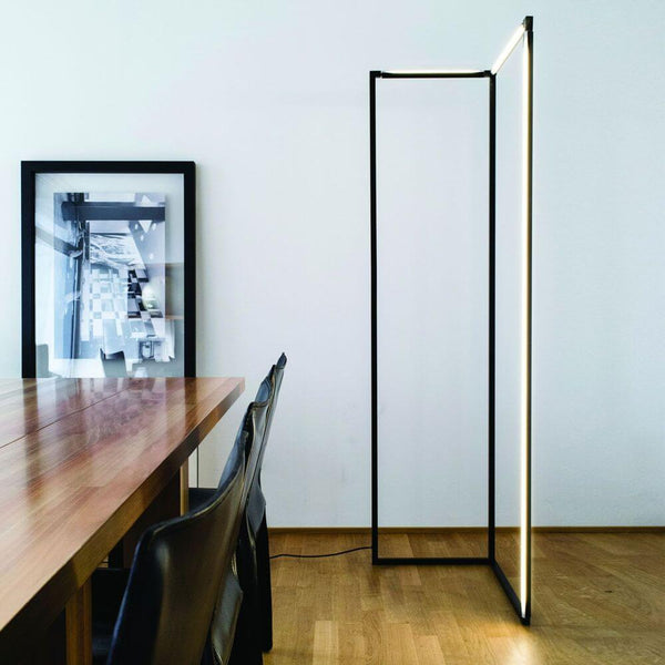 Nemo Spigolo LED lampadaire 178 cm orientable dans un espace moderne avec table à manger et art mural.