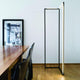 Nemo Spigolo LED Stehlampe 178cm drehbar in modernem Raum mit Esstisch und Wandkunst.