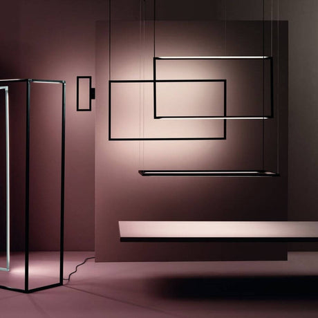 Nemo Spigolo Vertical LED suspension 114x58 cm au design moderne et à l’éclairage flexible dans un intérieur élégant.