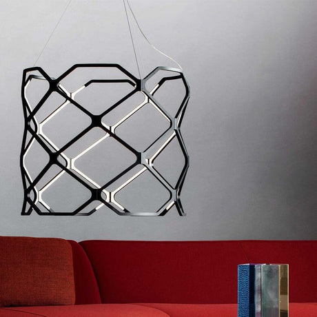 Suspension Nemo Titia LED au design noir au-dessus d’un canapé rouge, éclairage moderne avec système LED efficace.