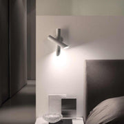 Nemo Tubes 2 LED Wandleuchte beweglich an einer Wand montiert, modernes Design mit Wohnzimmer-Atmosphäre.