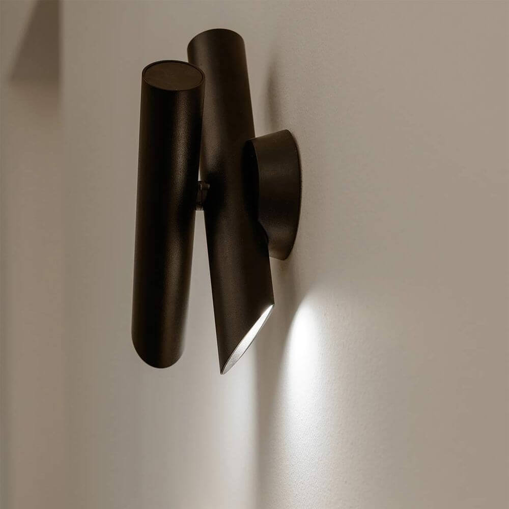 Nemo Tubes 2 LED Wandleuchte beweglich an der Wand montiert, in einem modernen und minimalistischen Design.