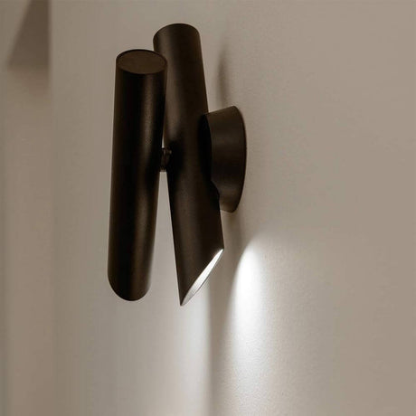Applique murale Nemo Tubes 2 LED orientable, montée au mur, au design moderne et minimaliste.