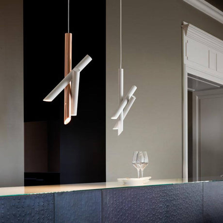 Nemo Tubes 3 LED lampe pendante dans un espace moderne au-dessus d'un comptoir de bar avec des verres.