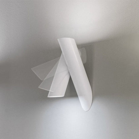 Nemo Tubes Large LED applique murale réglable au design moderne montée sur un mur.