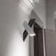 Nemo Tubes Large LED Wandlampe einstellbar an Wandleuchte zeigt modernes Design in schwarz und weiß.