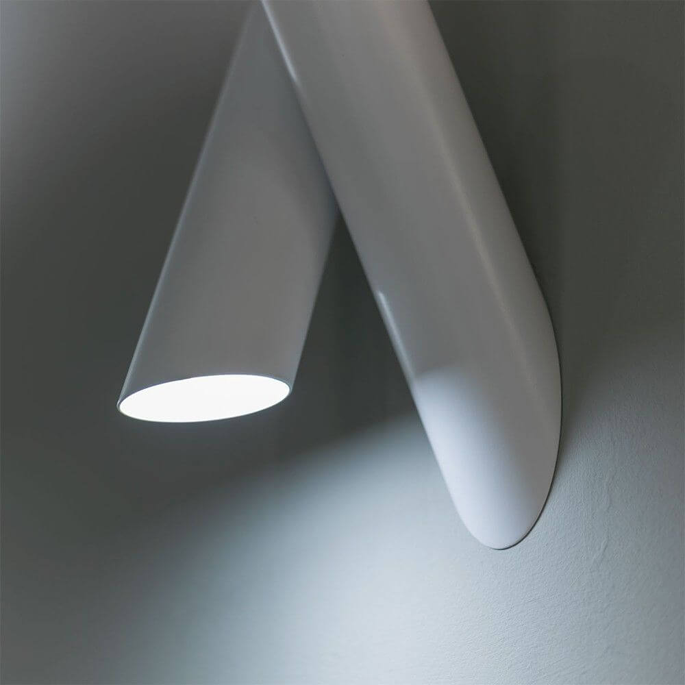 Nemo Tubes Large LED Wandlampe einstellbar in moderner Architektur mit drehbarem Design.