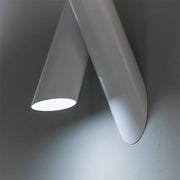 Nemo Tubes Large LED Wandlampe einstellbar in moderner Architektur mit drehbarem Design.