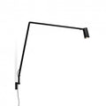 Nemo Untitled LED Wandleuchte in mattschwarz mit flexiblem Arm und Spotkopf für dynamische Lichtpositionierung.