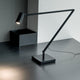 Nemo Untitled LED Tischlampe aus matt schwarzem Aluminium, flexible Lichtpositionierung mit einem zylindrischen Spotlight.
