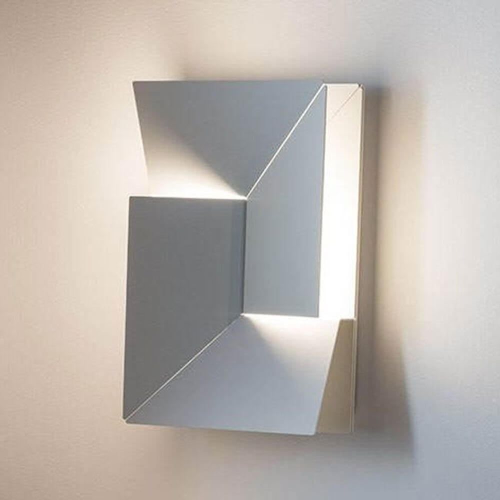 Nemo Wall Shadows Moyen LED Wandleuchte in matt weiß, modernes Design mit diffusen Lichtstrahlen.