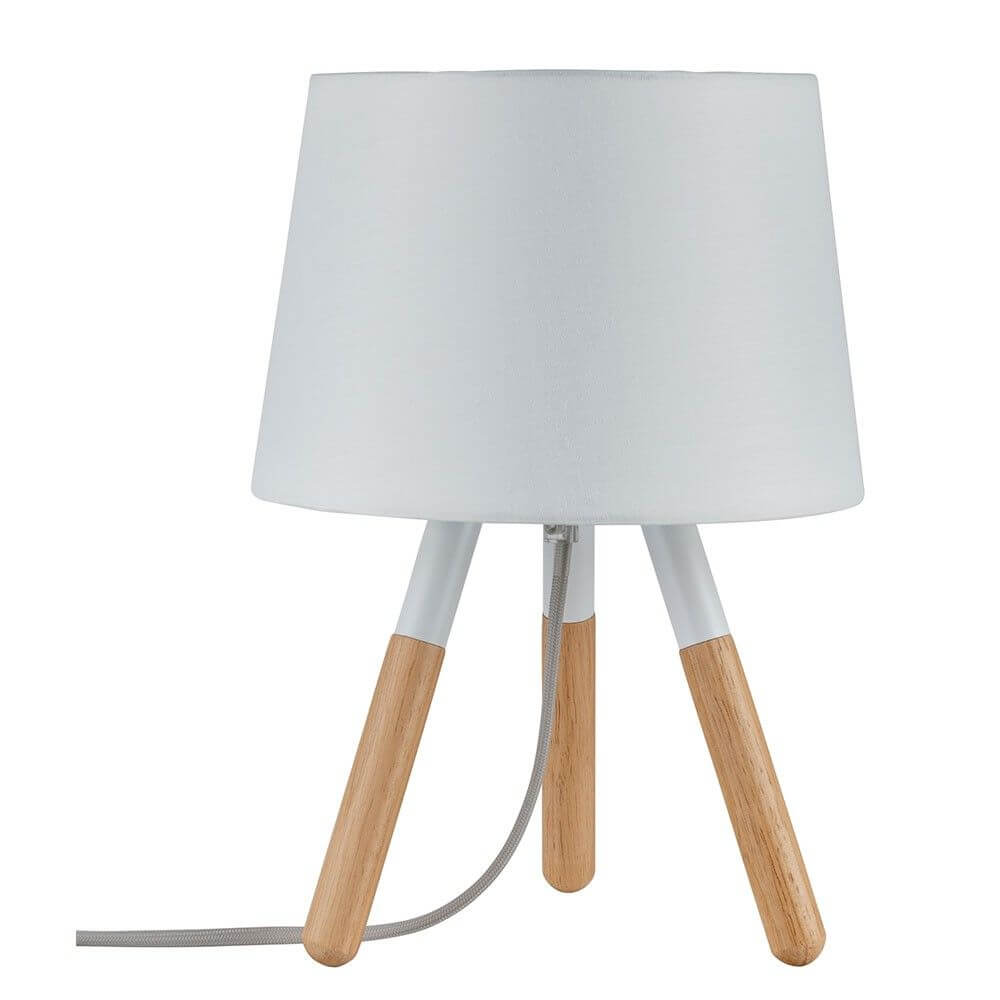 Neordic Berit Holz Tischleuchte Weiß mit modernem Design aus Holz und Stoff für skandinavisches Ambiente.