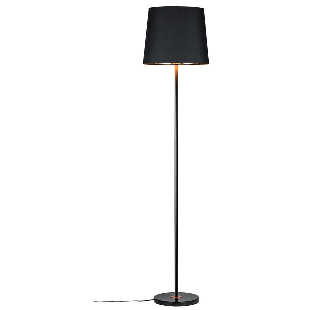Neordic Enja Stehlampe in Schwarz und Kupfer, moderner Materialmix aus Marmor und Stoff im skandinavischen Stil.