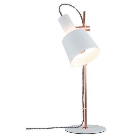 Neordic Haldar Tischleuchte Weiß Kupfer im modernen Design mit kupfernem Kabel und schickem Leuchtenschirm.