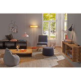 Wohnzimmer im nordischen Stil mit Neordic Holzdecke, Lampe und gemütlichen Möbeln.