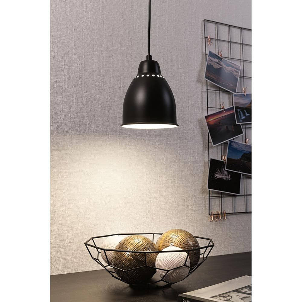 Pendelleuchte Neordic Hilla in Schwarz, ideal für Pflanzenbeleuchtung, mit dekorativem Design und optimaler Belüftung.