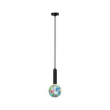 Pendelleuchte Kine mit buntem Glas und schwarzem Metall, ideal für E27 Leuchtmittel.