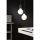 Moderne Pendelleuchte Tilla in Schwarz mit zwei runden Glühlampen auf schwarzem Hintergrund.