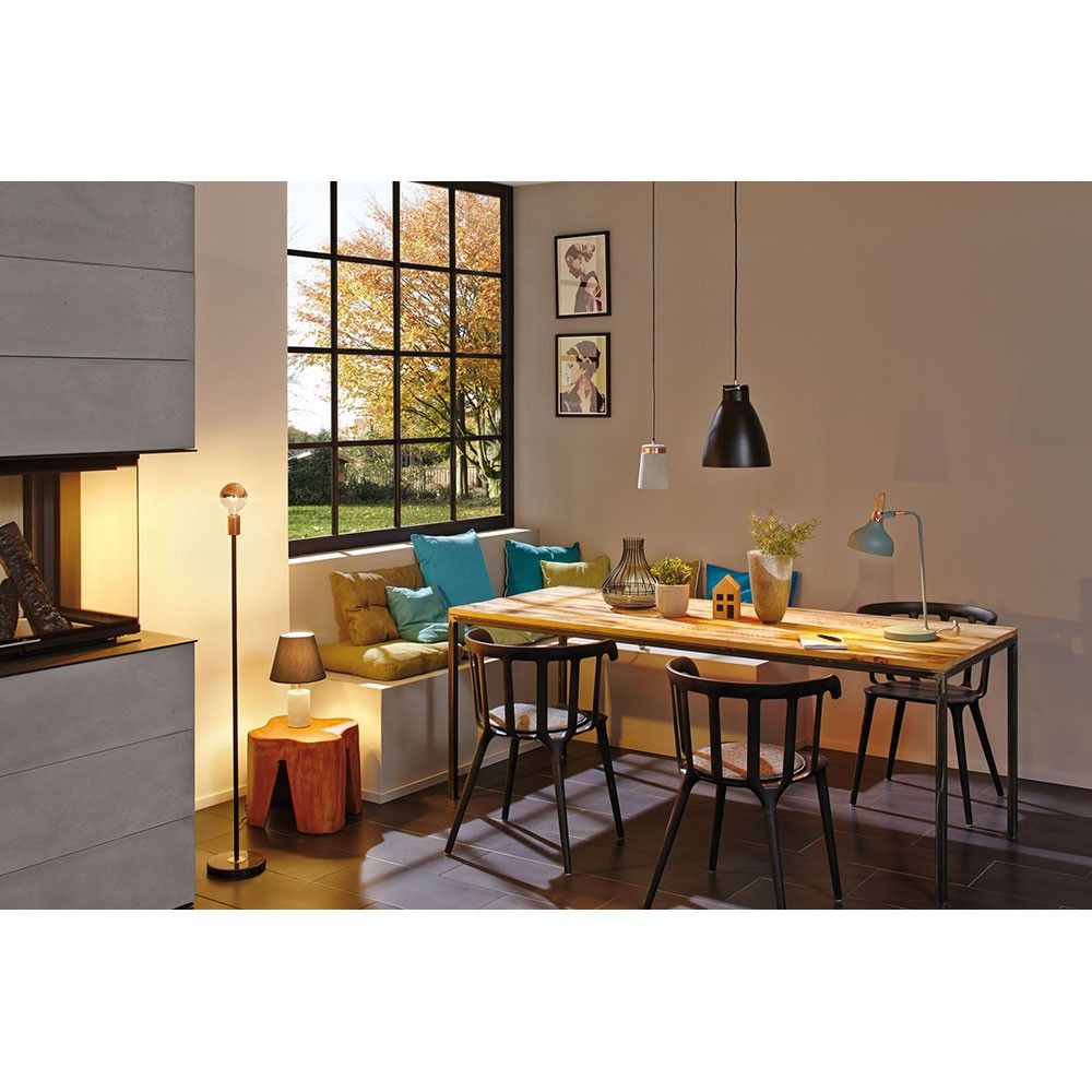 Moderne Tischleuchte im skandinavischen Stil, ideal für wohnliches Licht im Essbereich.