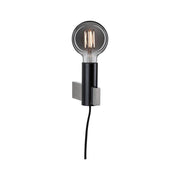 Applique murale Neordic Aik dimmable noire avec source lumineuse en verre fumé tendance au design épuré.
