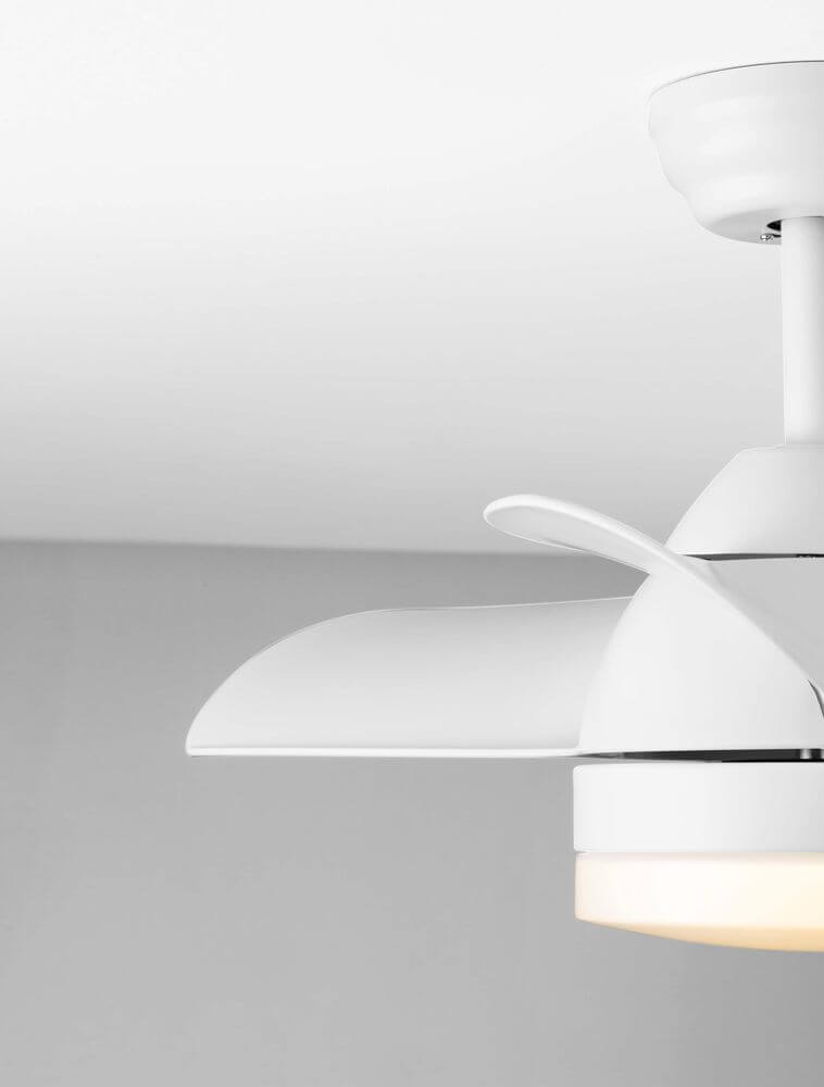Nerina LED Ventilator 3000, 4000, 6500K Weiß mit modernen, eleganten Flügeln und warmem Licht.