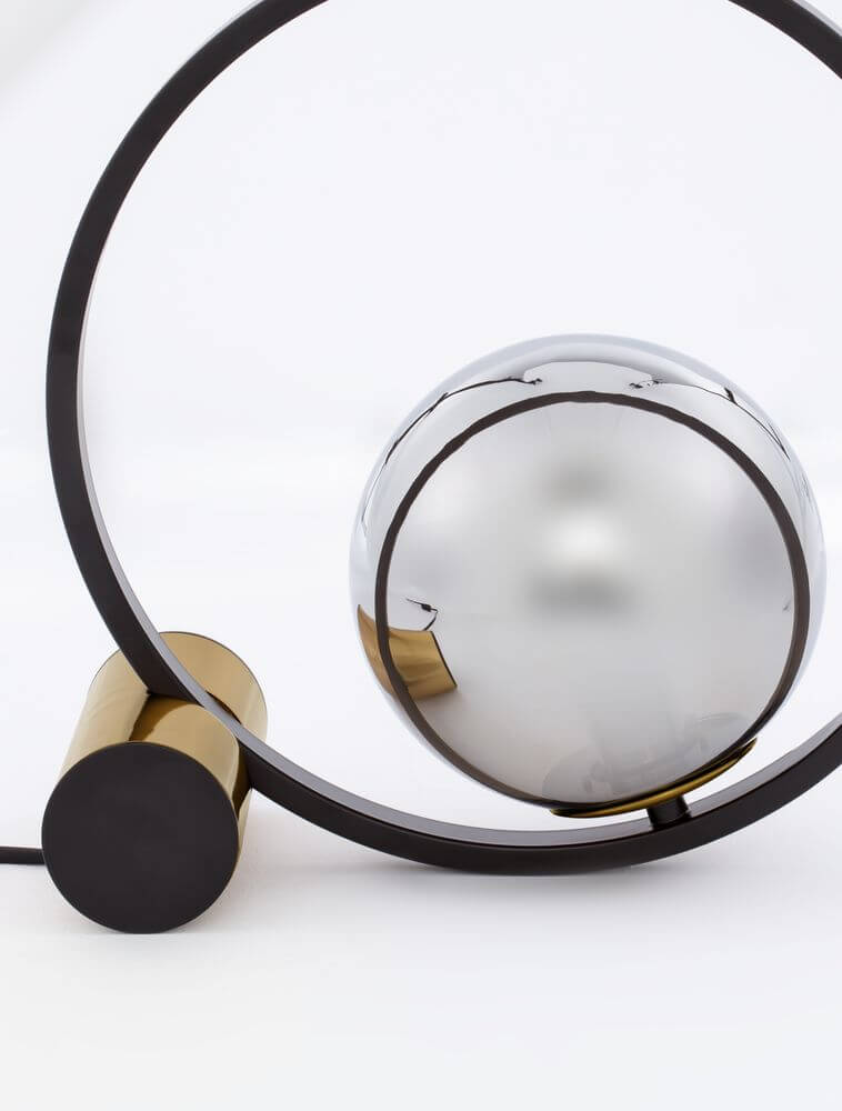 Neso Tischleuchte H 40cm E14 mit mattschwarzem Aluminium und gebürstetem Gold, modernes Design.