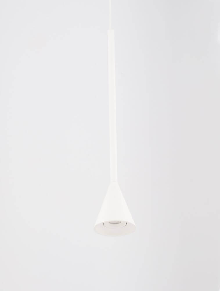 Alt Tag: Net LED Pendelleuchte Ø 6cm 3000K in mattem Weiß, filigranes Aluminiumprofil, fokussierte Lichtführung nach unten