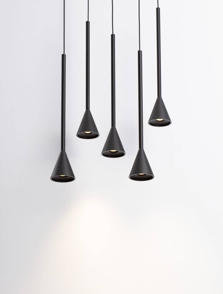Net LED Pendelleuchte 5-flammig Ø 35,5cm 3000K Schwarz über einem neutralen Hintergrund