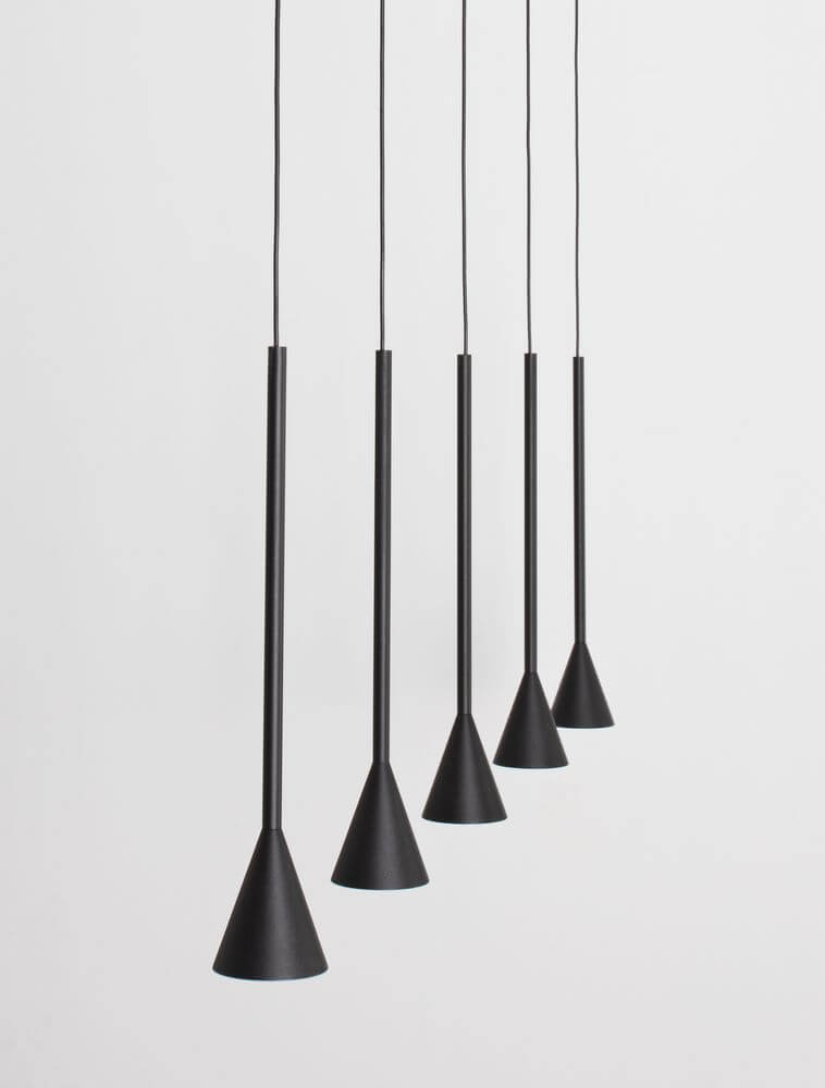 Net LED Pendelleuchte 5-flammig 3000K Schwarz mit fünf schwarzen Pendelkegeln.