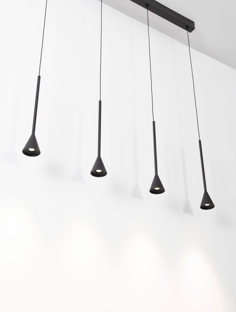 Net LED Pendelleuchte 5-flammig 3000K Schwarz mit schlanken Pendelkegeln in mattem Schwarz.