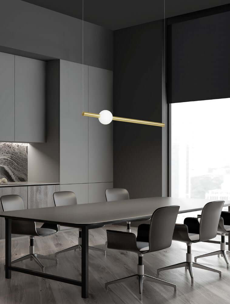 Neutron LED Pendelleuchte Horizontal 3000K Gold im modernen Esszimmer mit grauem Tisch und Stühlen.