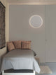 Nevo LED Wandleuchte Ø 30cm 3000K in modernem Schlafzimmer mit gemütlicher Bettliege.