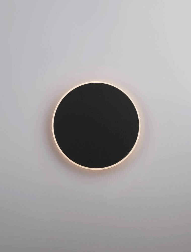 Nevo LED Wandleuchte Ø 30cm 3000K mit schwarzem Design und goldenem Aluminium-Rahmen.