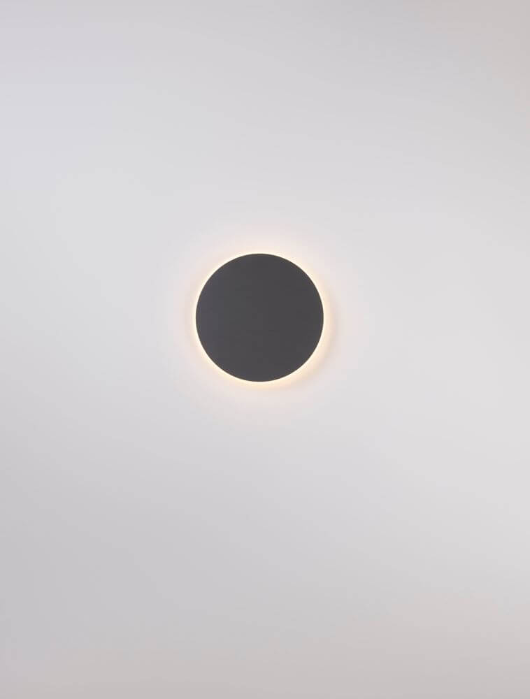 Nevo LED Wandleuchte Ø 30cm 3000K mit modernem Design in schwarzer Ausführung an der Wand.