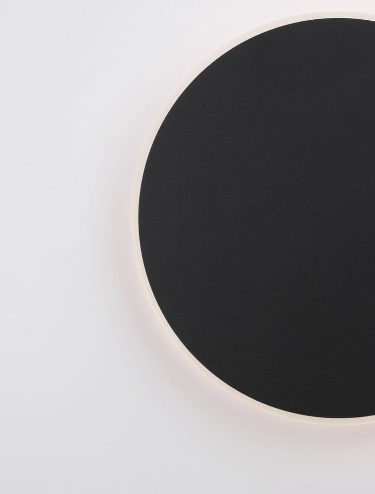 Nevo LED Wandleuchte Ø 30cm 3000K mit schwarzem Design und goldenem Aluminium-Rahmen.