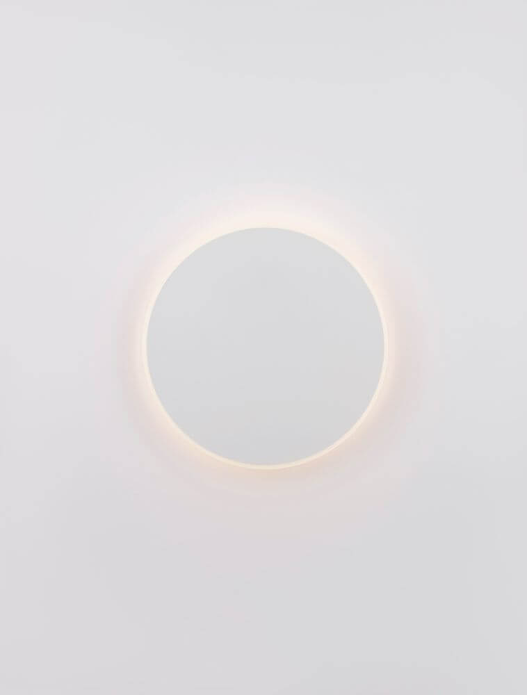 Nevo LED Wandleuchte Ø 30cm 3000K mit modernem Design und goldenen Aluminium-Rahmen.