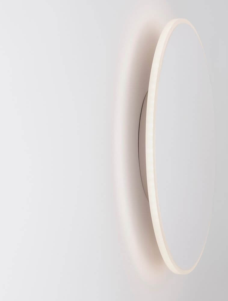 Nevo LED Wandleuchte Ø 30cm 3000K in modernem Design mit warmem Licht und goldfarbenem Aluminium-Rahmen.