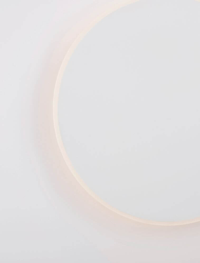 Nevo LED Wandleuchte Ø 30cm 3000K in modernem Design mit goldfarbenem Aluminium-Rahmen.