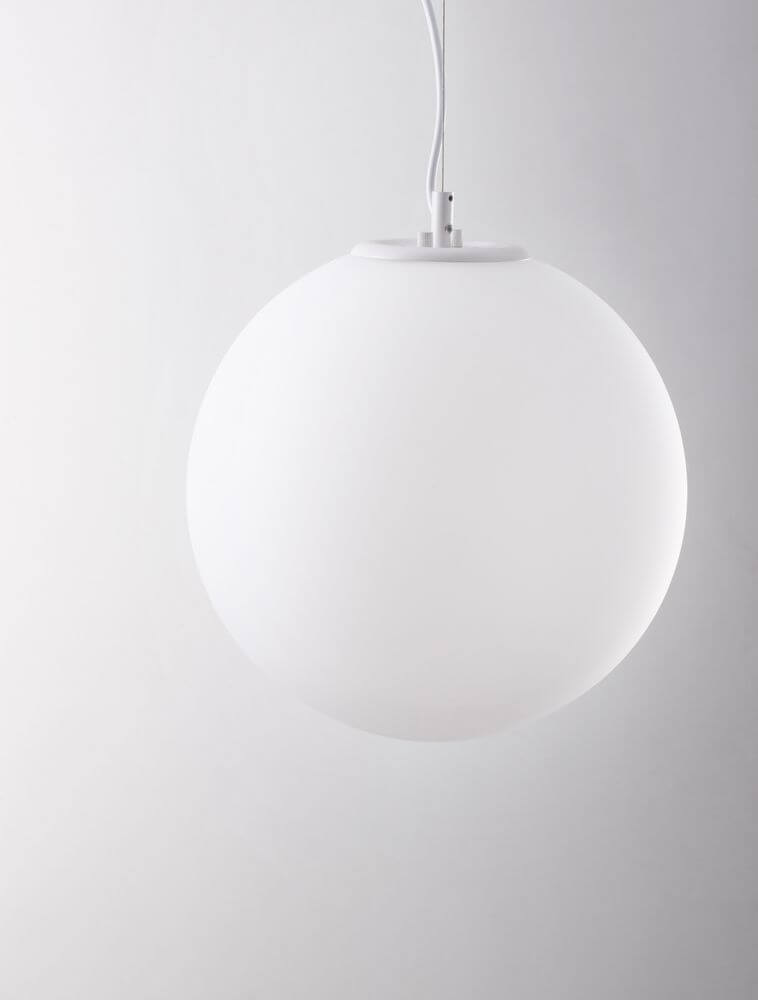 Alt Tag: Nevoso Pendelleuchte E27 Weiß – runde mattweiße Kugel-Hängeleuchte mit blendfreiem Licht, ideal dimmbar für Wohnzimmer und Essbereich