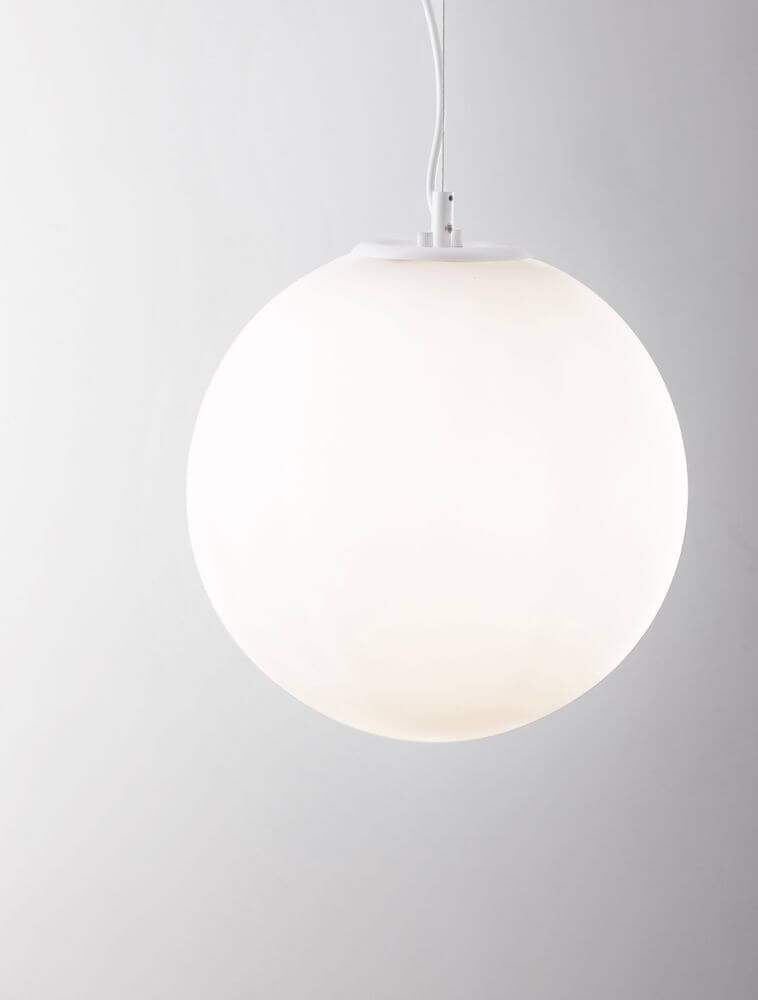 Nevoso Pendelleuchte E27 Weiß – matte Kugel-Pendelleuchte mit blendfreiem Raumlicht, dimmbar, modernes skandinavisches Design